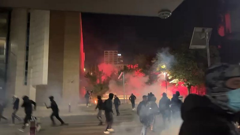 Dhuna zhvendoset pranë selisë së PS së  policia përdor gaz lotsjellës për të shpërndarë protestuesit
