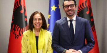 Shqipëria drejt tregut europian, ambasadorja e BE-së zhvillon takim me Karakaçin për energjinë dhe transportin!