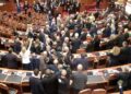 Deputeti i PD shtyn ish-ministrin, i gjuan me bllokun e votimit në kokë! Tenton të godasë edhe Çuçin
