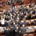 Deputeti i PD shtyn ish-ministrin, i gjuan me bllokun e votimit në kokë! Tenton të godasë edhe Çuçin