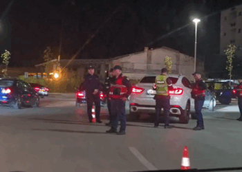 Policia “blindon” Vlorën, kontroll makinave me xhama të zinj, ja çfarë po verifikohet