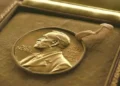 Nobeli i Letërsisë jepet të enjten, kush janë emrat e përfolur, shkrimtarët që e refuzuan çmimin dhe figurat e mëdha që mbetën jashtë listës së fituesve