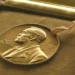 Nobeli i Letërsisë jepet të enjten, kush janë emrat e përfolur, shkrimtarët që e refuzuan çmimin dhe figurat e mëdha që mbetën jashtë listës së fituesve