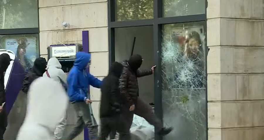 Sulmet mbi degë dhe ATM  reagon Shoqata e Bankave  Nuk cenohen depozitat  por disa shërbime kufizohen