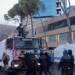 Kaosi përpara Kryeministrisë/ Dalin pamjet kur protestuesi ngjitet mbi ujëhedhësen e policisë