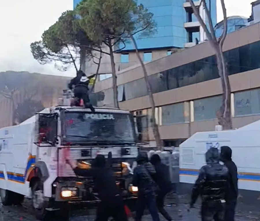 Kaosi përpara Kryeministrisë  Dalin pamjet kur protestuesi ngjitet mbi ujëhedhësen e policisë