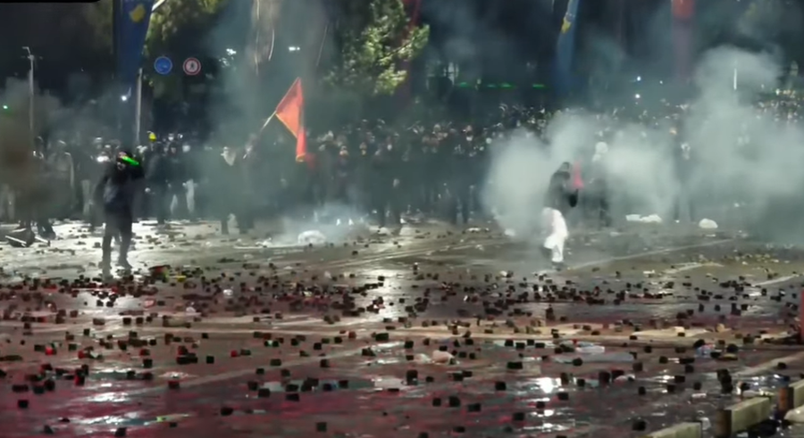 Anëtari i Këshillit Bashkiak të Tiranës ngre alarmin  Një dorë e zezë po përdor protestën