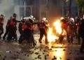Video/ Molotovët e protestuesve djegin policin (pamje të rënda)