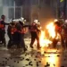Video/ Molotovët e protestuesve djegin policin (pamje të rënda)