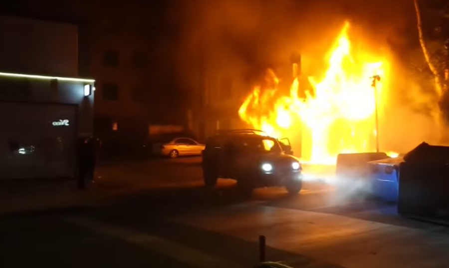 Protesta del jashtë kontrollit  protestuesit i vënë flakën bankës te  Myslym Shyri