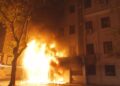 VIDEO/ Protestuesit i vënë flakën katit të parë të godinës së Gjykatës së Lartë! Përfshihet nga zjarri edhe një automjet