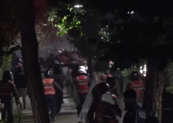 VIDEO/ Tensionet zhvendosen në rrugët e Tiranës, policia u vihet pas protestuesve