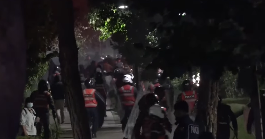 VIDEO  Tensionet zhvendosen në rrugët e Tiranës  policia u vihet pas protestuesve