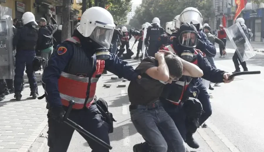 IDU reagon për protestat në Shqipëri  Të ndalet dhuna 