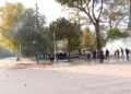 Ujë, gurë, gaz lotsjellës dhe plumba gome/ Policia arrin të largojë protestuesit nga Bulevardi, vijon ndërhyrja në Parkun Rinia