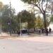 Ujë, gurë, gaz lotsjellës dhe plumba gome/ Policia arrin të largojë protestuesit nga Bulevardi, vijon ndërhyrja në Parkun Rinia