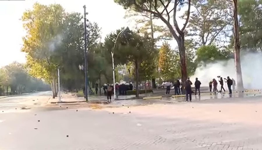 Ujë  gurë  gaz lotsjellës dhe plumba gome  Policia arrin të largojë protestuesit nga Bulevardi  vijon ndërhyrja në Parkun Rinia