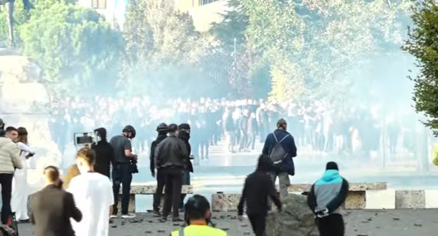 Policia ndërhyn edhe në sheshin  Skënderbej   hidhet gaz lotsjellës për të shpërndarë protestuesit