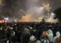 Përshkallëzohet protesta! Protestuesit i vënë zjarrin Ministrisë së Infrastrukturës, molotovë edhe drejt Bashkisë Tiranë