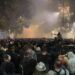 Përshkallëzohet protesta! Protestuesit i vënë zjarrin Ministrisë së Infrastrukturës, molotovë edhe drejt Bashkisë Tiranë