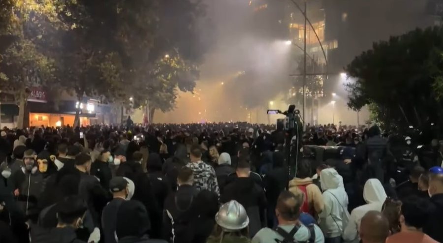 Përshkallëzohet protesta  Protestuesit i vënë zjarrin Ministrisë së Infrastrukturës  molotovë edhe drejt Bashkisë Tiranë