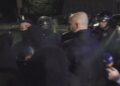 Një grup i vogël protestuesish rikthehen te Kryeministria, ndërhyn policia! Lëndohet edhe një gazetare