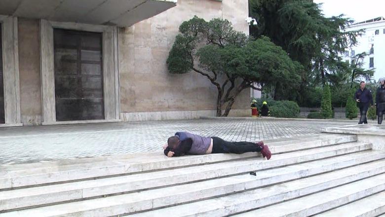 Kërkoi dialog me Ramën  protestuesi hidhet nga të tjerët në shkallët e Kryeministrisë  bëhet për spital