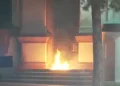 FOTOLAJM / Sulmohet edhe Ministria e Brendshme, flakët përfshijnë hyrjen kryesore
