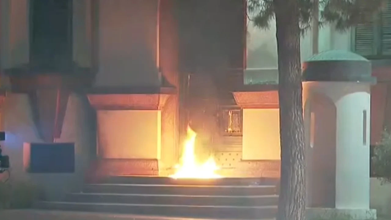 FOTOLAJM   Sulmohet edhe Ministria e Brendshme  flakët përfshijnë hyrjen kryesore