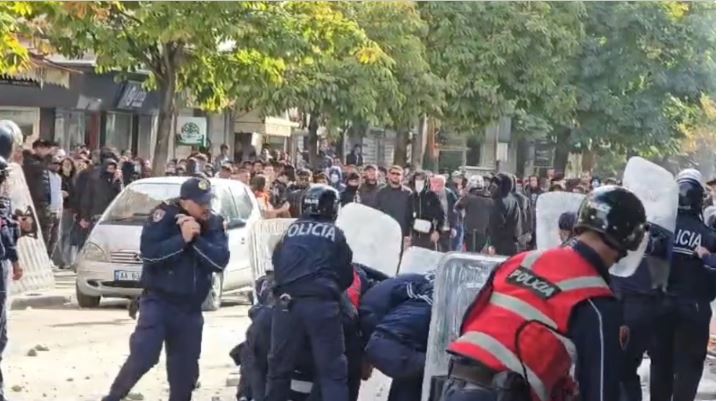 Arrestimet në protestat e Durrësit  gjykata lë 4 persona në  arrest shtëpie  dhe 18 me  detyrim paraqitje 