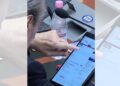 VIDEO/ “Poligloti” Berisha kontrollon fjalorin anglisht në Kuvend, kërkon në tablet kuptimin e fjalës “narkoshtet”! Momenti pikant në sallë