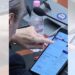 VIDEO/ “Poligloti” Berisha kontrollon fjalorin anglisht në Kuvend, kërkon në tablet kuptimin e fjalës “narkoshtet”! Momenti pikant në sallë