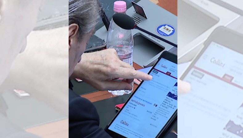 VIDEO   Poligloti  Berisha kontrollon fjalorin anglisht në Kuvend  kërkon në tablet kuptimin e fjalës  narkoshtet   Momenti pikant në sallë