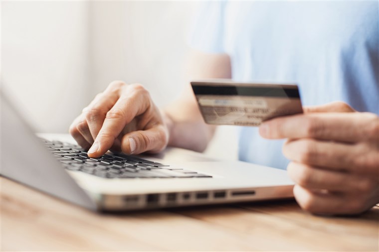 blerjet-online-projektligji-ndalon-komentet-e-rreme-dhe-vleresimet-qe-mashtrojne-konsumatoret