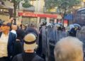 Pedagogët i bashkohen protestës para Ministrisë së Arsimit, policia hedh ujë për shpërndarjen e tyre