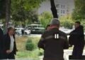 VIDEO / Protestuesit dhunojnë një kalimtar. Çfarë po ndodh para Kuvendit…