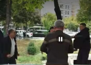 VIDEO / Protestuesit dhunojnë një kalimtar. Çfarë po ndodh para Kuvendit…