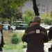 VIDEO / Protestuesit dhunojnë një kalimtar. Çfarë po ndodh para Kuvendit…