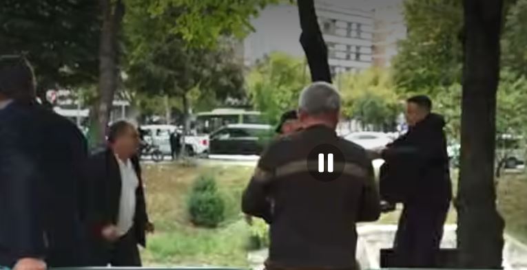VIDEO   Protestuesit dhunojnë një kalimtar  Çfarë po ndodh para Kuvendit 