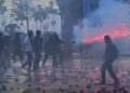 VIDEO / Rikthehet “mitralozi” i fishekzjarreve, kush është i maskuari që sulmon Policinë dhe pse nuk është ndaluar?
