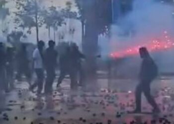 VIDEO / Rikthehet “mitralozi” i fishekzjarreve, kush është i maskuari që sulmon Policinë dhe pse nuk është ndaluar?