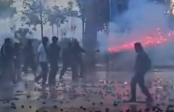 VIDEO   Rikthehet  mitralozi  i fishekzjarreve  kush është i maskuari që sulmon Policinë dhe pse nuk është ndaluar 