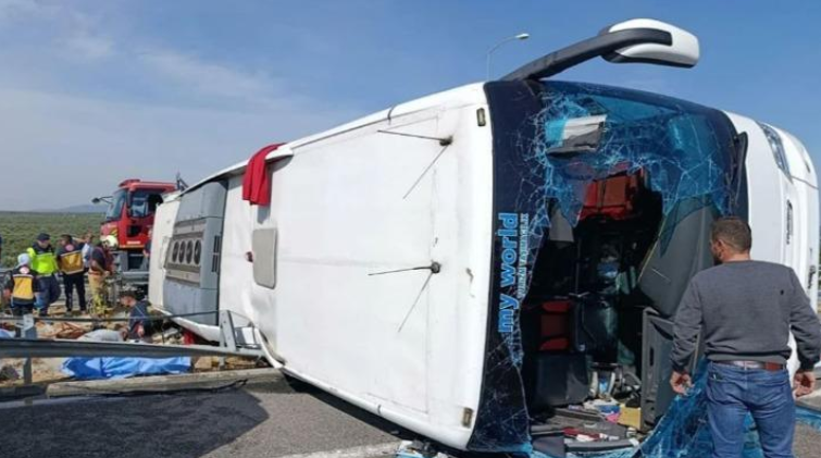 Aksident tragjik në Turqi! Autobusi me turistë përplaset me kamionin, 11 të vdekur dhe dhjetëra të plagosur