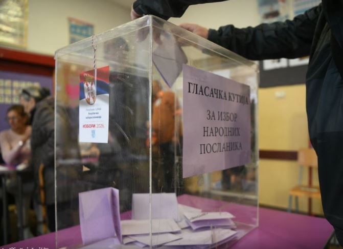 Tensione në zgjedhjet në Serbi  Persona të maskuar futen me forcë në qendrën e votimit