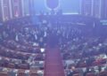 Deputetët e PD ndezin tymuese në Kuvend dhe bllokojnë foltoren, përjashtohen katër prej tyre