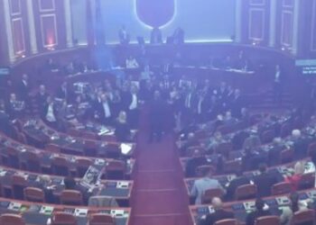 Deputetët e PD ndezin tymuese në Kuvend dhe bllokojnë foltoren, përjashtohen katër prej tyre