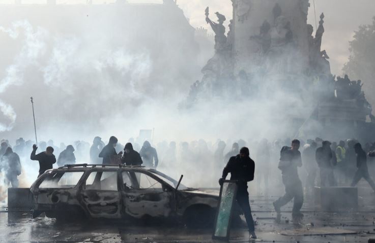 perplasje-te-dhunshme-ne-france-protestuesit-hyjne-me-force-ne-bashkine-e-marsejes-flaket-perfshijne-zyren-e-turizmit-ne-lion