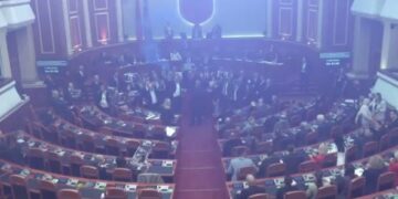 Deputetët e PD ndezin tymuese në Kuvend dhe bllokojnë foltoren, përjashtohen katër prej tyre
