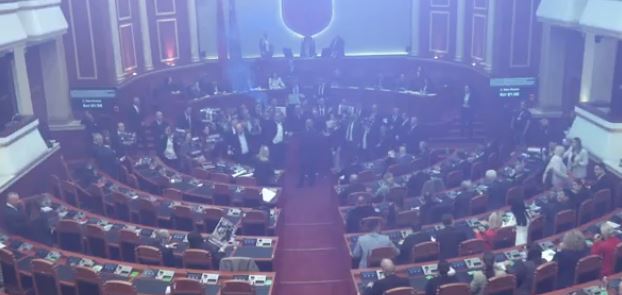 Deputetët e PD ndezin tymuese në Kuvend dhe bllokojnë foltoren, përjashtohen katër prej tyre