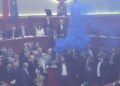 PD bllokon foltoren, mazhoranca miraton projektligjet mes flakadanëve dhe tymueseve